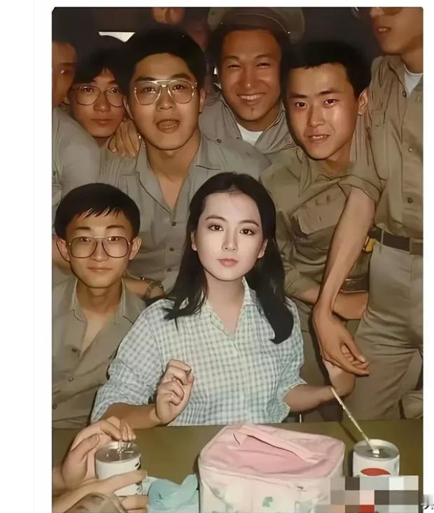 这张老照片里的美女，我赌90%的人认不出！就问谁能想到，这张被一群...