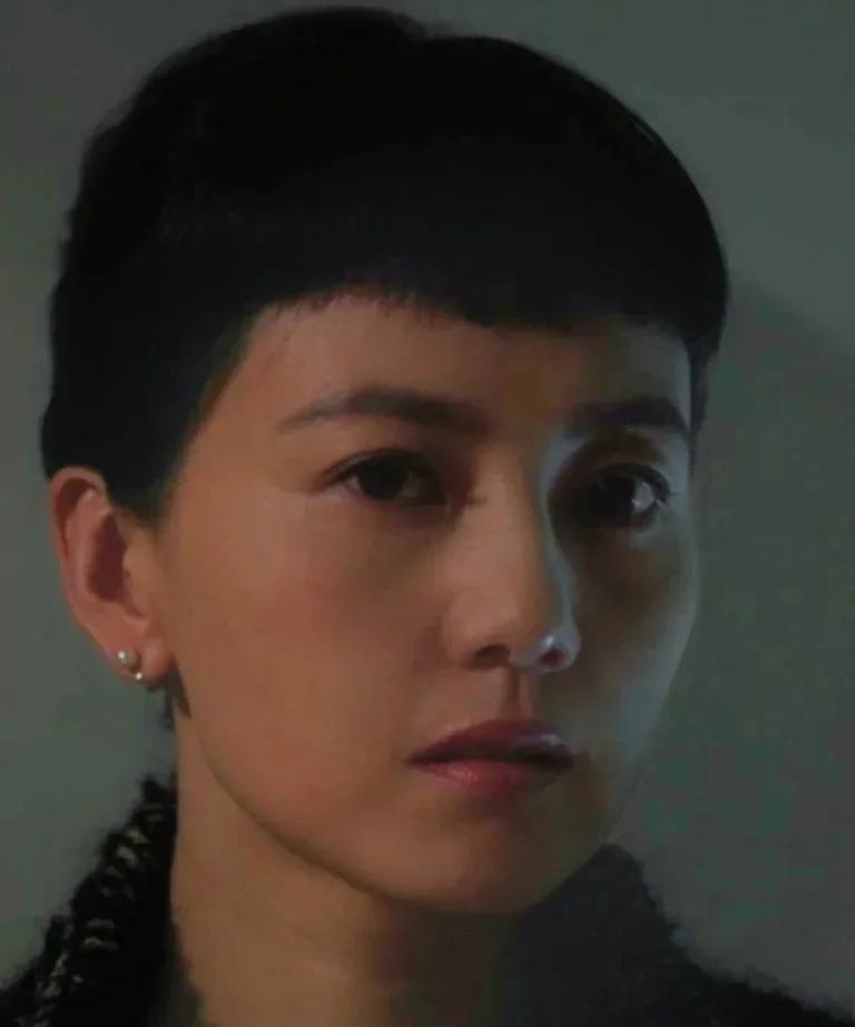 高圆圆这个短发造型，乍一看以为是梁咏琪呢。#高圆圆#