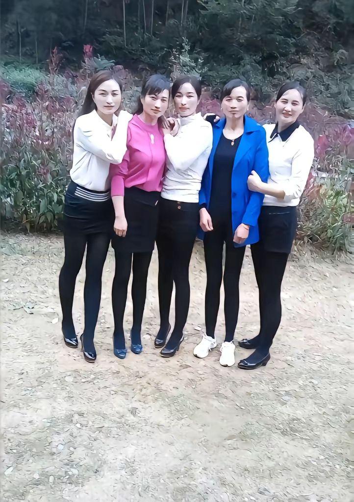 姐妹花自然美才是真的美 魔鬼身材 山里姑娘 就是这么任性