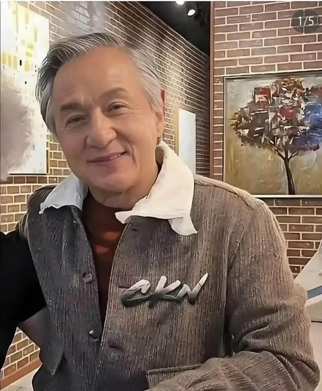 成龙在采访里一句“回家没人”，把71岁的孤独直接摊在镜头前。他说一年跟房祖名只