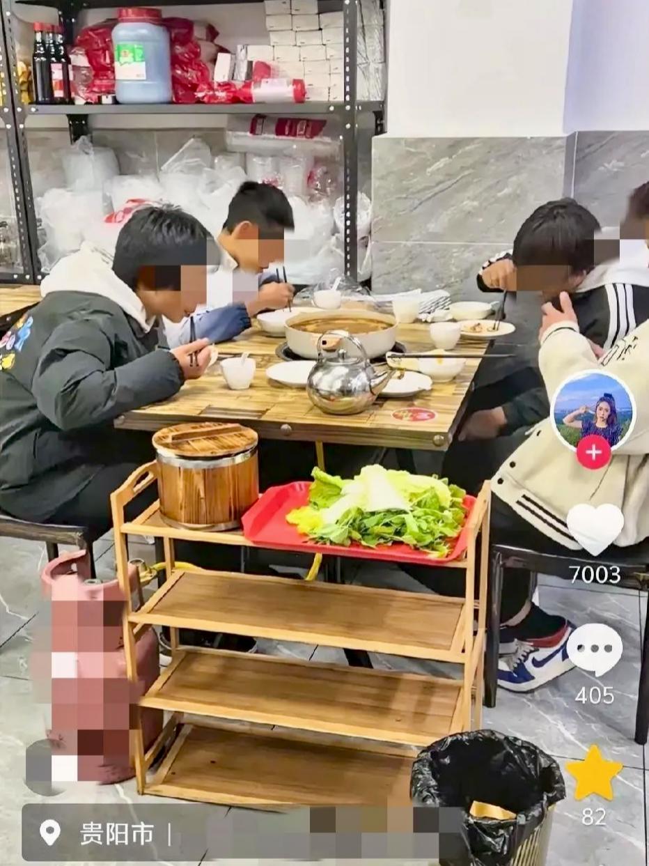 太暖心了！4个小朋友来到贵阳一家火锅店，手里还拎了一条鱼，这鱼是鲤鱼，大概有一斤