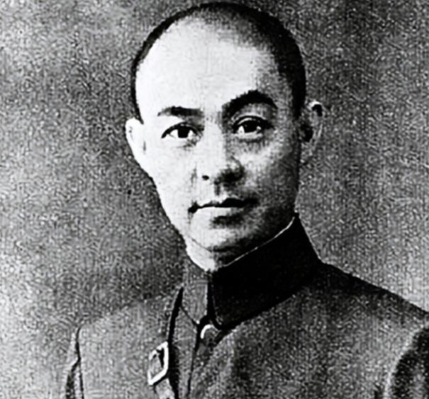 1933年，前线一名士兵作战时死死扛着一只大木箱，行军途中始终不肯松手。张自忠