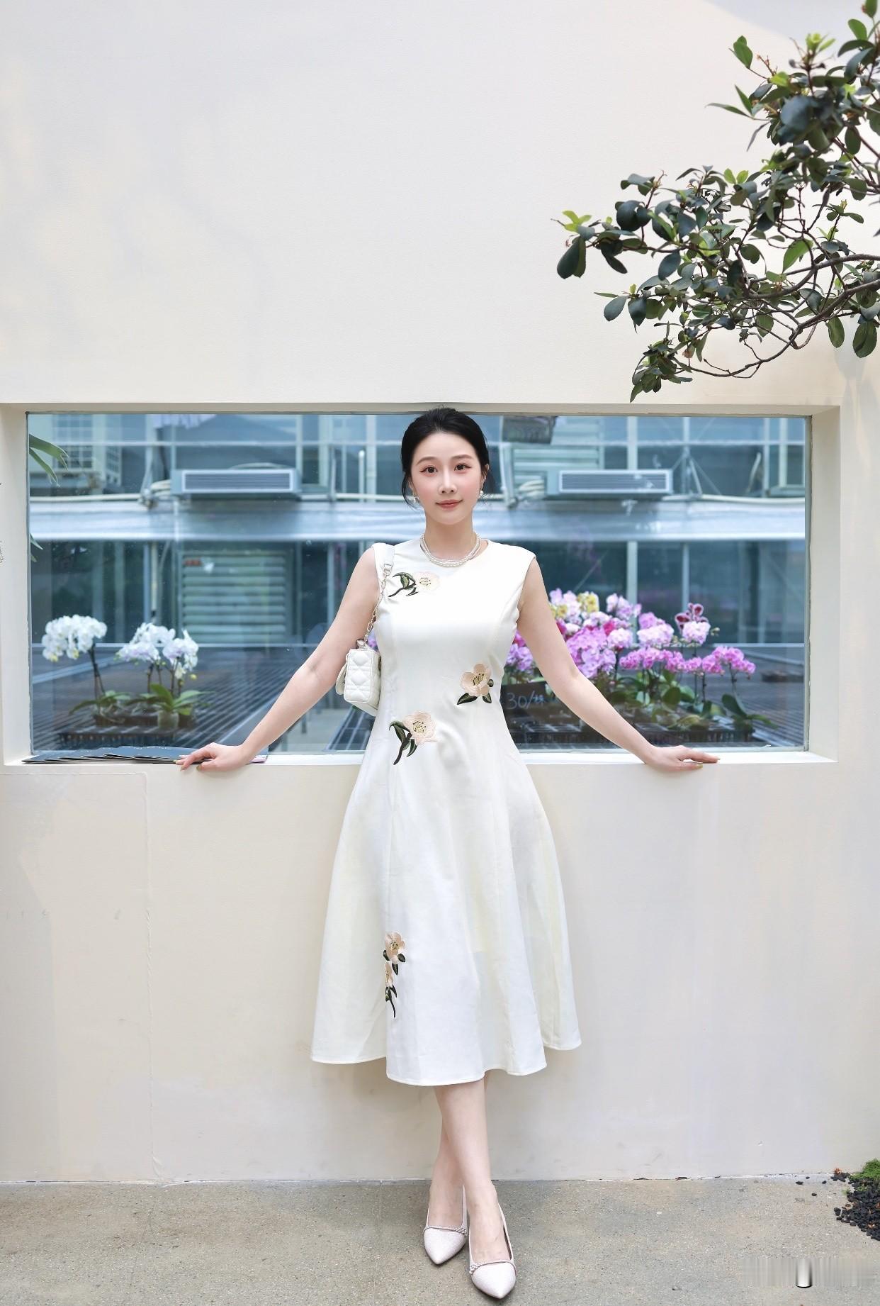 女人怎样穿搭，更显气质气质穿搭的最高境界是“忘记穿搭”，当穿上衣服感到自在自信，