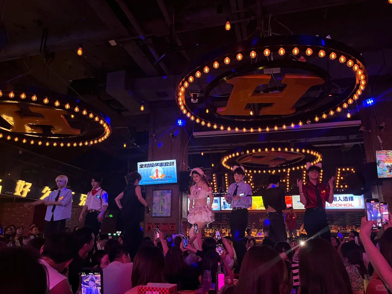 长沙这座城市，白天和其他兄弟城市没有任何差别，但一到晚上就有点魔幻了。我第一