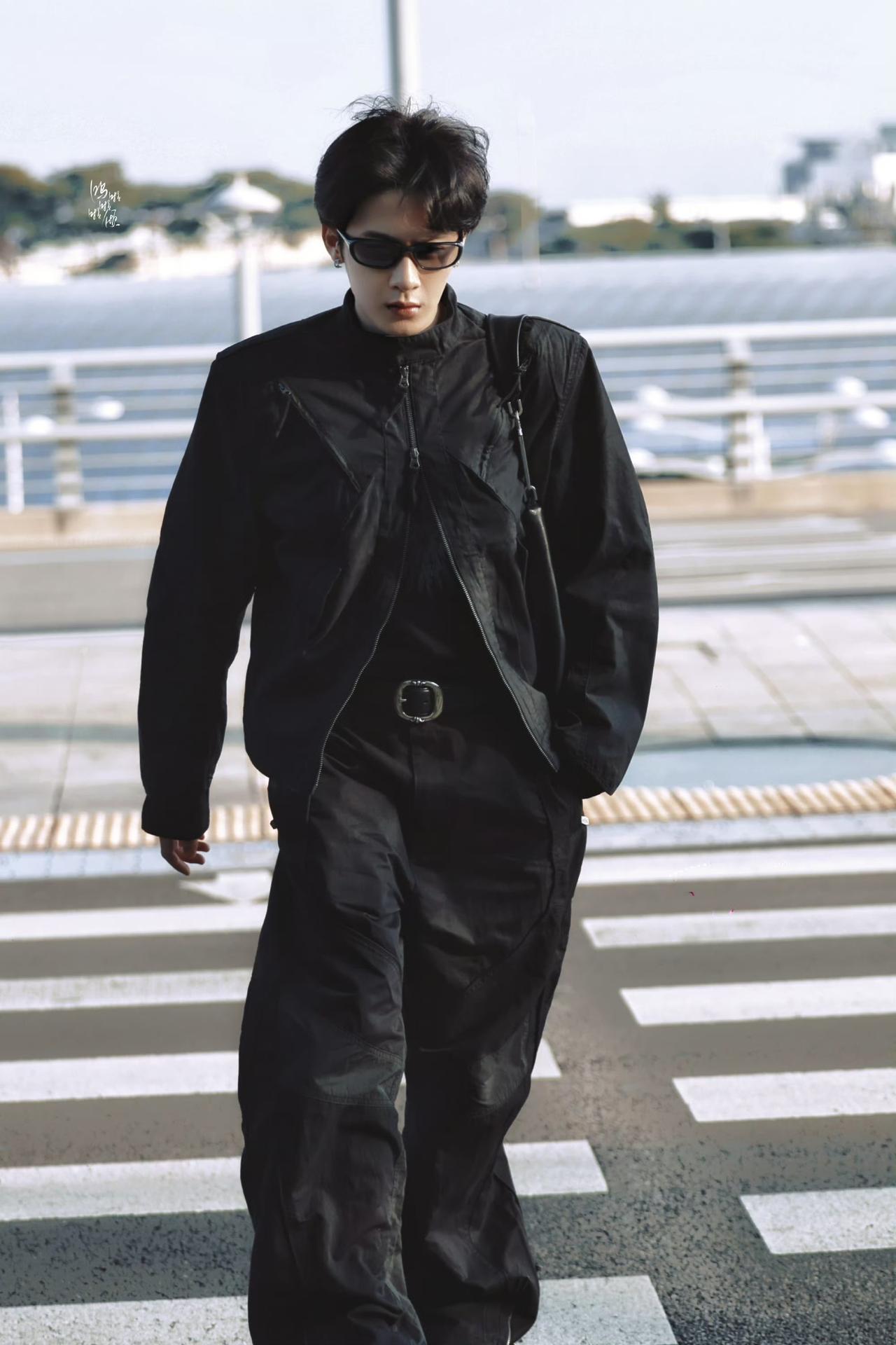 檀健次韩国回国启程路透，一身allblack潮男字搭，压迫感十足的墨镜，整个人