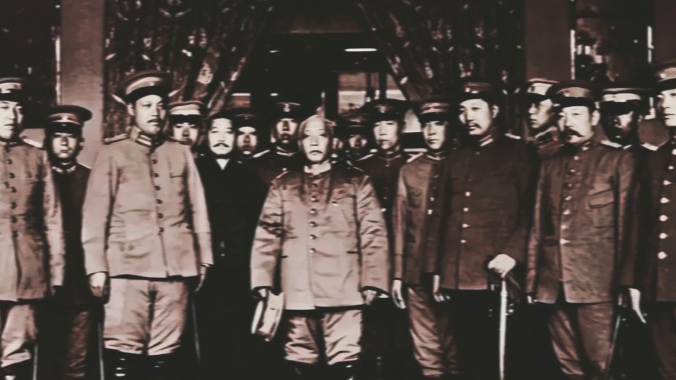 袁项城称帝后，学拿破仑搞封爵，自认能固“法统”。他按亲王—郡王—公侯伯子男排队赏人：亲王仅1人，黎元