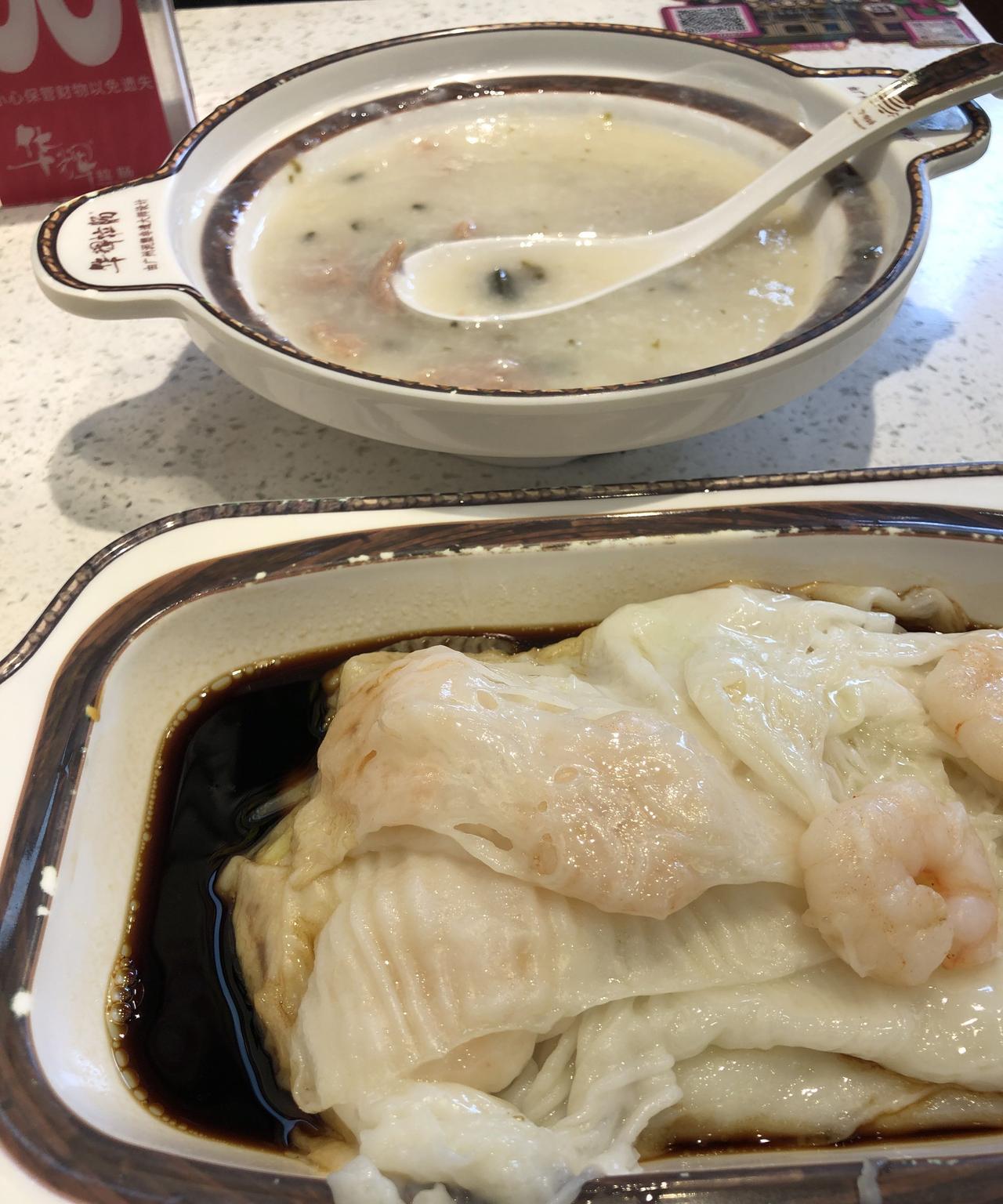 广州人的小店，鲜虾肠粉，确实把广东人喜欢的鲜体现出来。南北城市差异不小，苏州更受