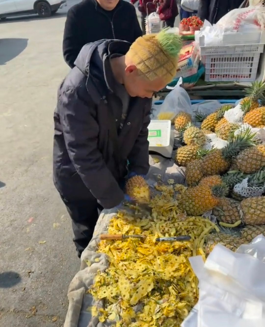 菠萝族长正在出售他的族人当大家看到菠萝摊的摊主顶着一颗菠萝头时……[doge]