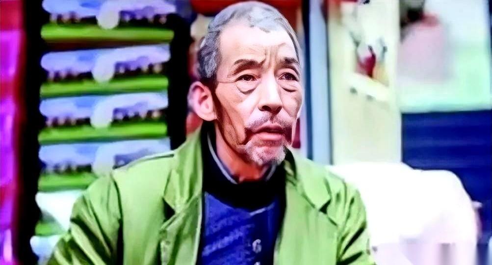 几辆塞满高档礼盒的小轿车，堵在了武汉老街的一个煎饼摊前。车里下来几拨人，有的掏