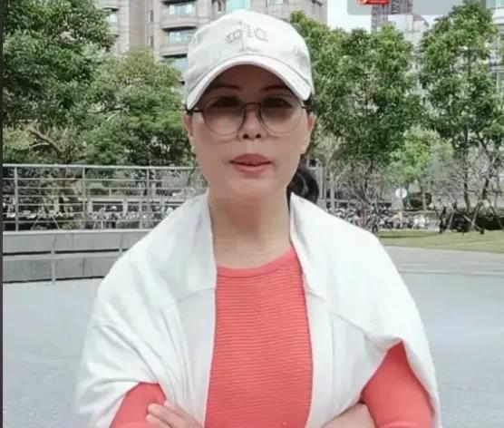 小杨阿姨眼里只有汪小菲，她对马筱梅不尊重。有一次，在湾湾，马筱梅看保姆做到菜挺好