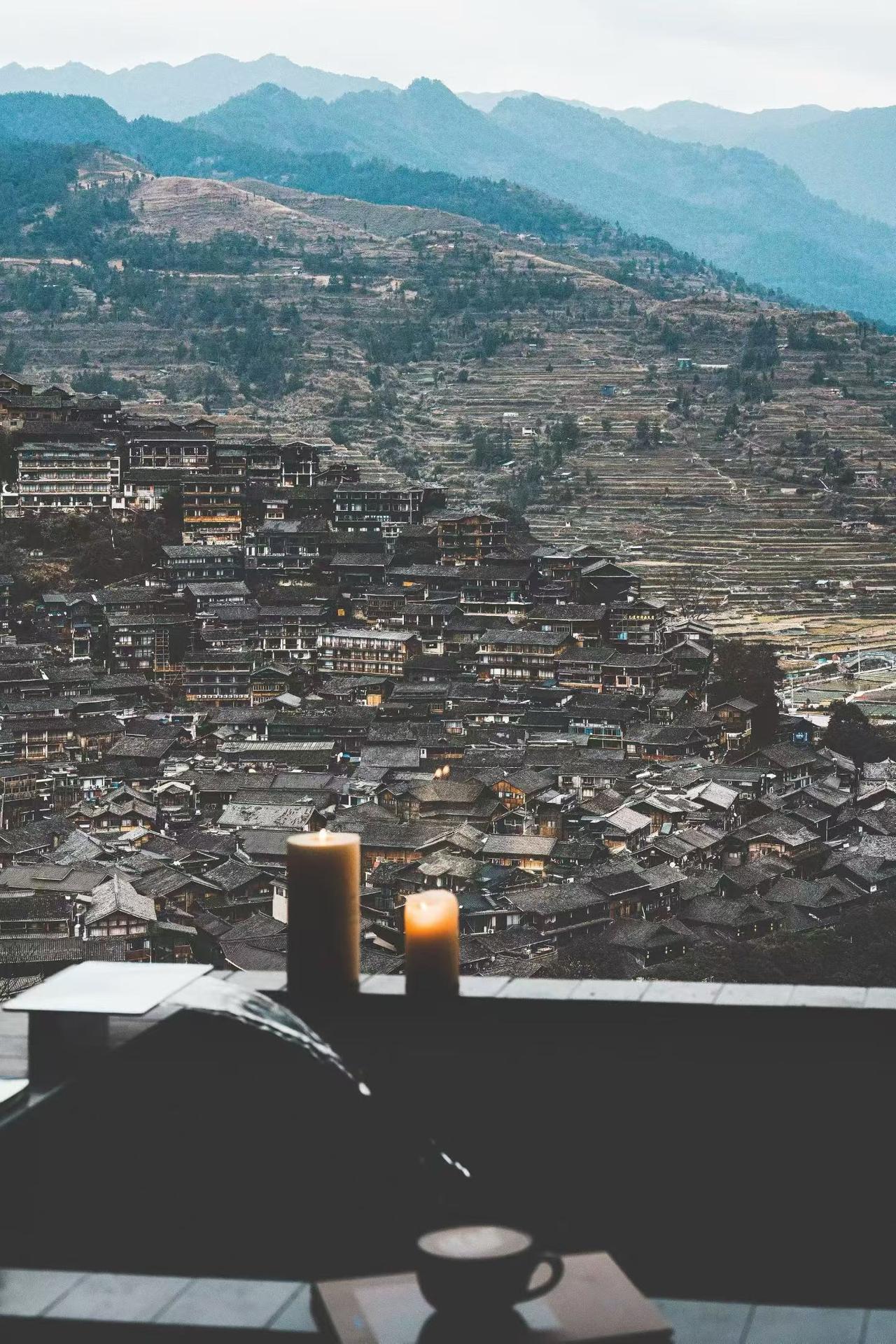 现在股市行情正在火热阶段，千万不要把你的钱拿去买基金，有钱就自己去买个股，现在容