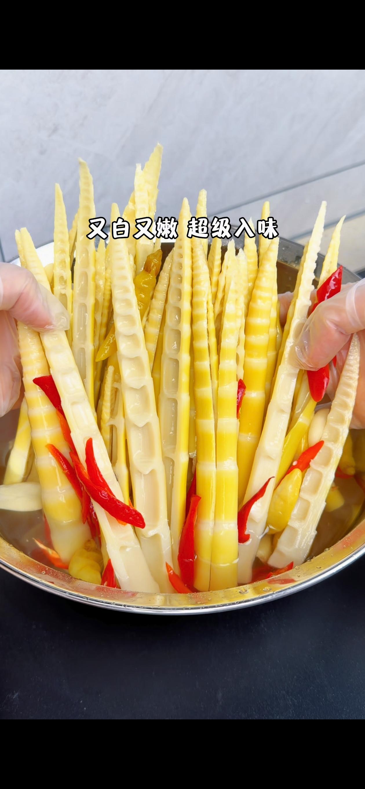 谁能拒绝酸辣脆爽的竹笋？用雪碧做的泡椒竹笋好吃到停不下来，做法超简单，在家就能复