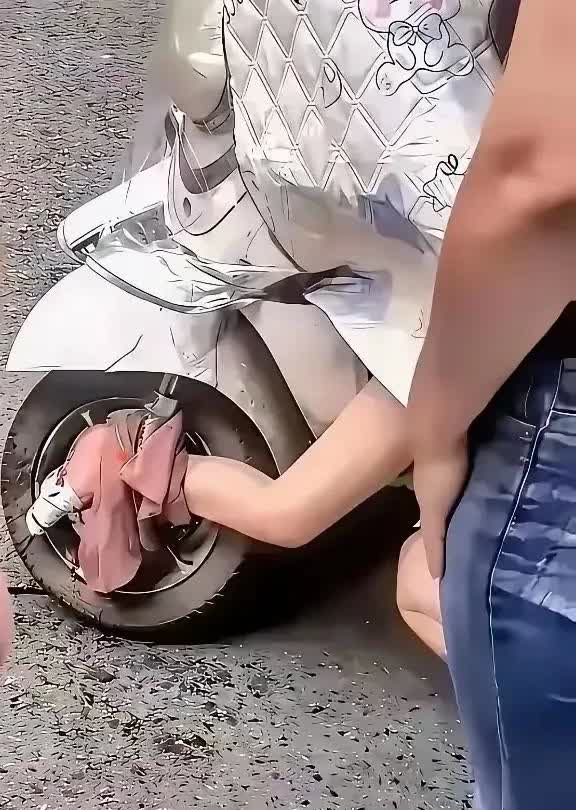 “太揪心了”有一名女子驾驶电动车出行，在驾驶电动车的过程中，裙子不小心被卷进电
