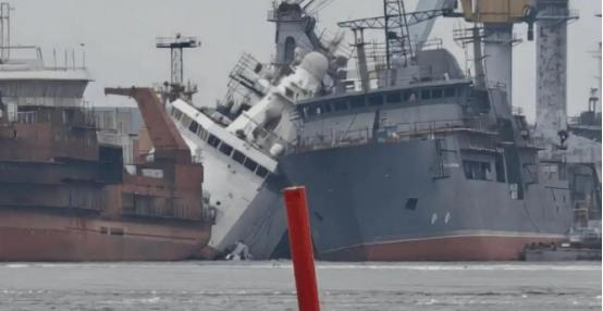俄罗斯这下损失大了，3月25日一艘停泊在列宁格勒维堡造船厂的23550 型武