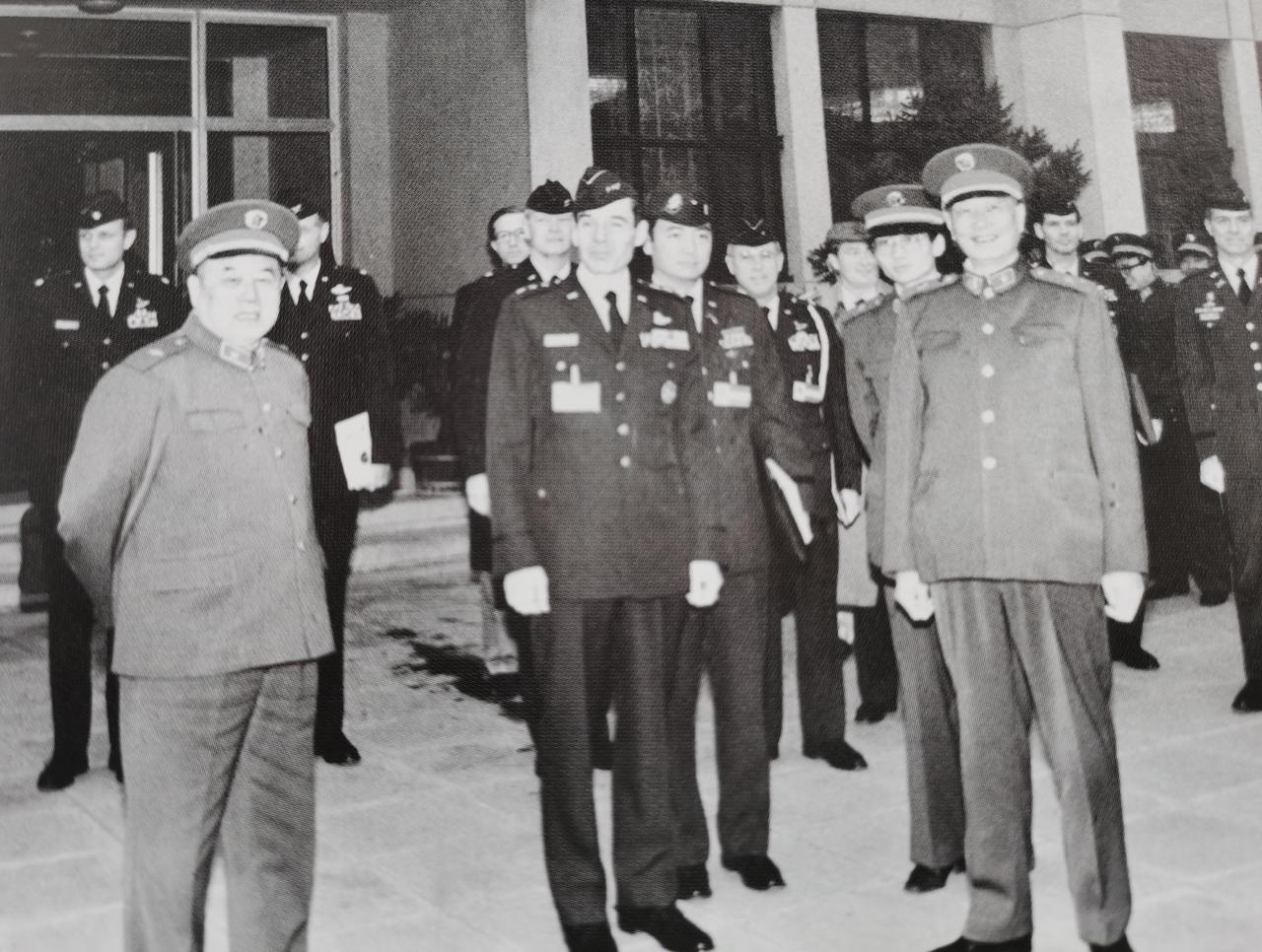 1985年，国防大学成立，校长是张震，政委是李德生，两人谁的地位更高呢？从军职上