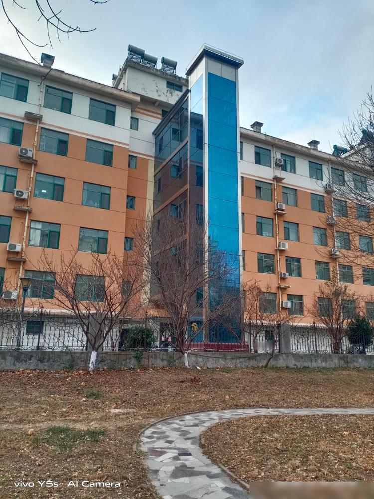 我们社区里有两户住户经常吵架，他们是上下楼。原因是楼下是老两口，老是嫌楼上制造噪