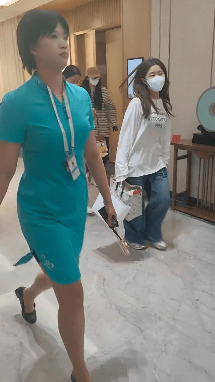 下班的热巴走路好霸气🤩，穿礼服走路好女神🤩