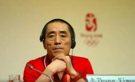 2008年，张艺谋被选为北京奥运会总导演，有广告商出一个亿找他代言，张艺谋回绝说