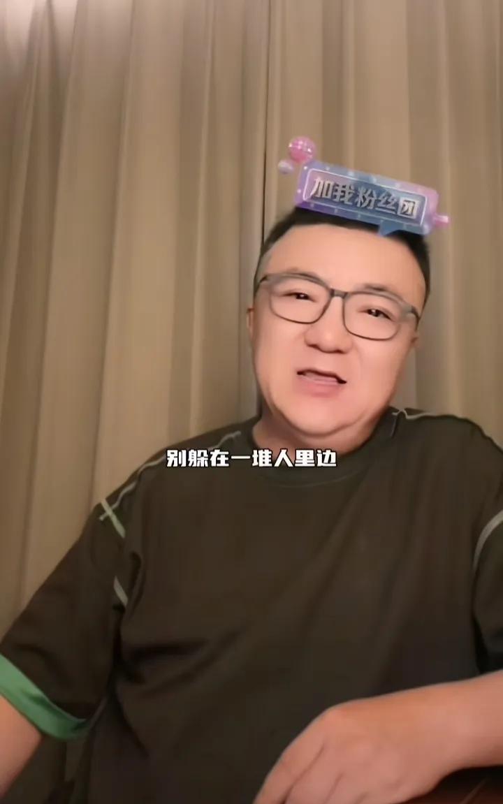 你别躲在人堆里，你要骂韦世豪到训练场一对一骂。关于韦世豪被天津看台辱骂这件事，董