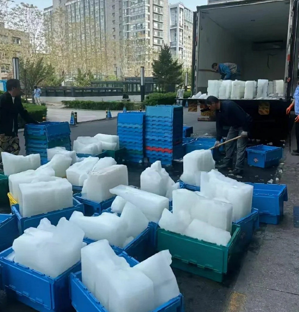 古代皇帝也是这么消暑的，看来这家公司让员工有帝王般的享受