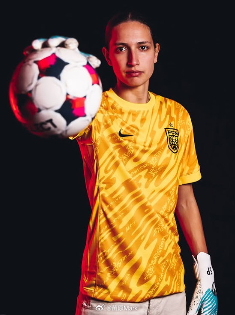 全球归化全球入籍捋一捋最近的归化情况，先看女足：塞黑拿下瑞典门将波洛津。英格兰