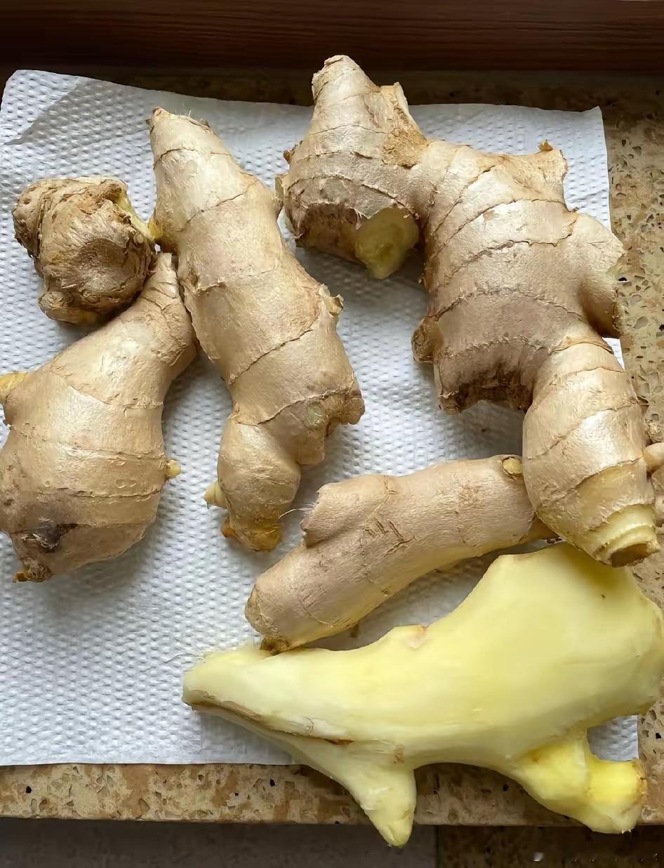 我大娘是个老中医，她定了规矩，家里每顿饭都得放姜，炒菜加姜，煮面加姜，炖汤也加姜