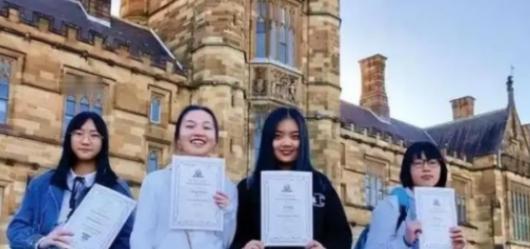 为何留学生反华情绪日益严重？因为好不容易跟白人混在一起，却发现白人不再吃香，自己