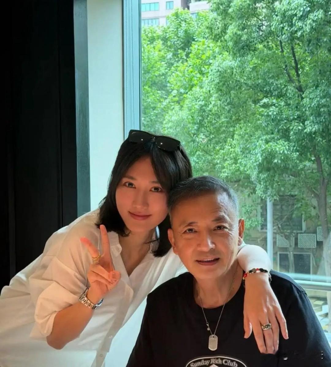 藏得也太低调了！她竟是侯长荣的女儿，颜值惊艳定居澳门，生下的俩儿子全给爸妈带​
