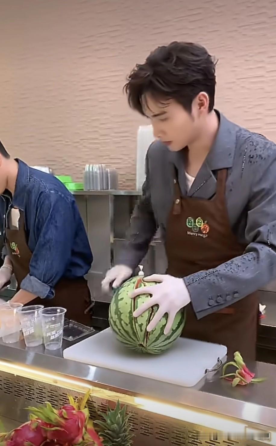 其实，每一个不红的明星都是🈶原因的，比如最近「疯狂营业」的掀桌咖代旭。刷到