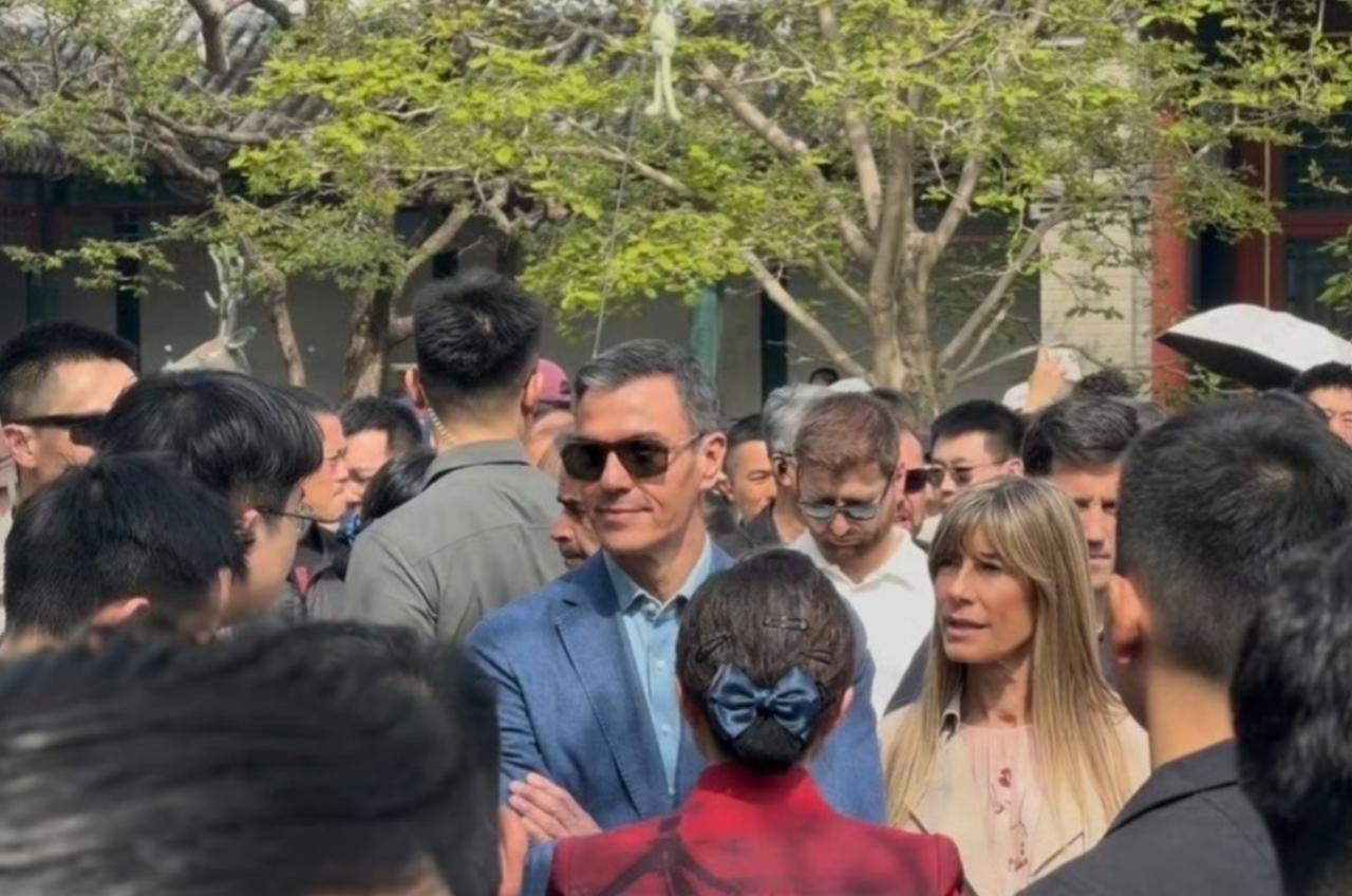 中方给了西班牙想要的，桑切斯进人民大会堂前，先去这个特殊地方。11日，西班