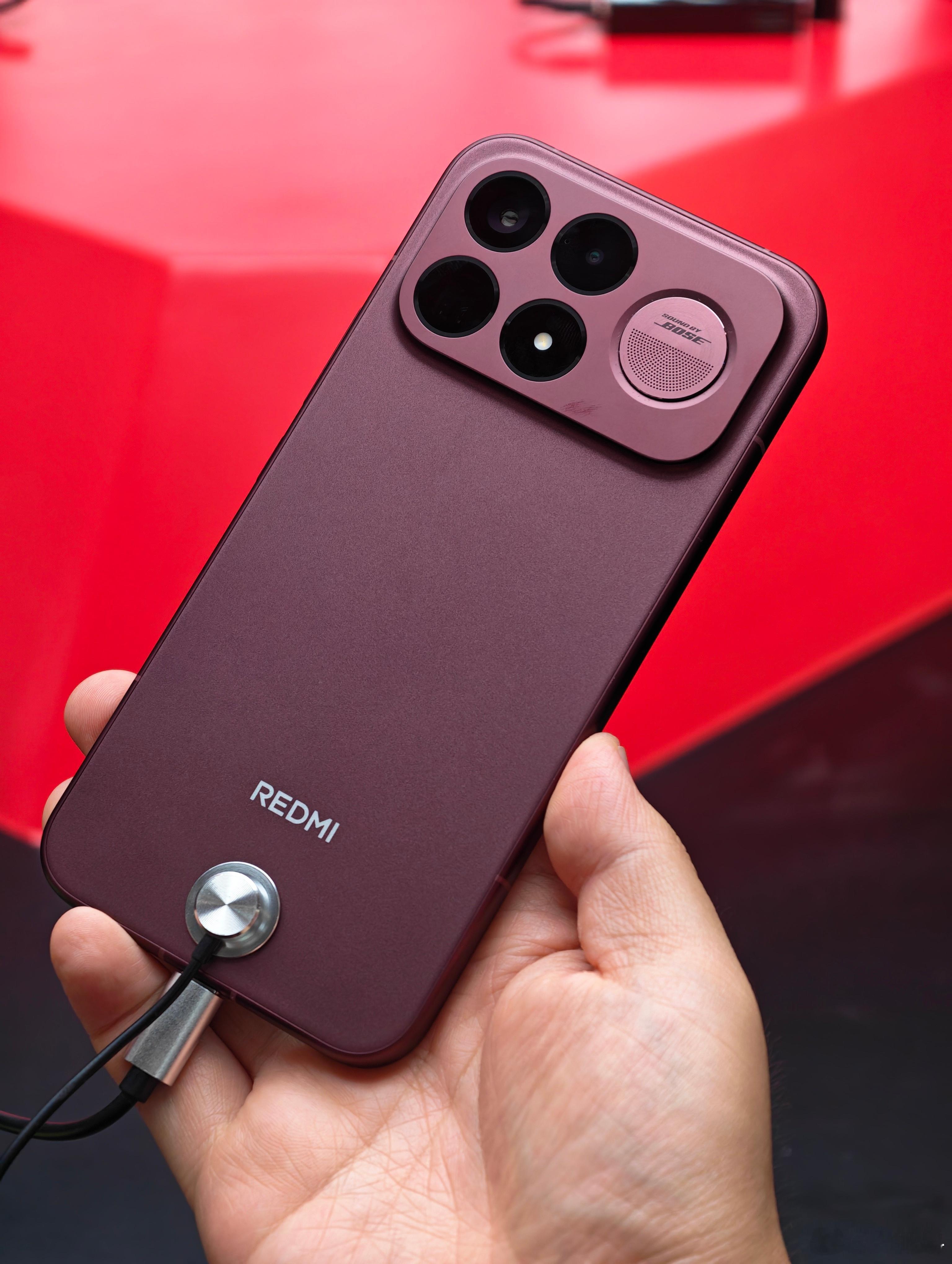 手机圈终于有高级酒红色了我在ChinaJoy现场见到了REDMIK100P