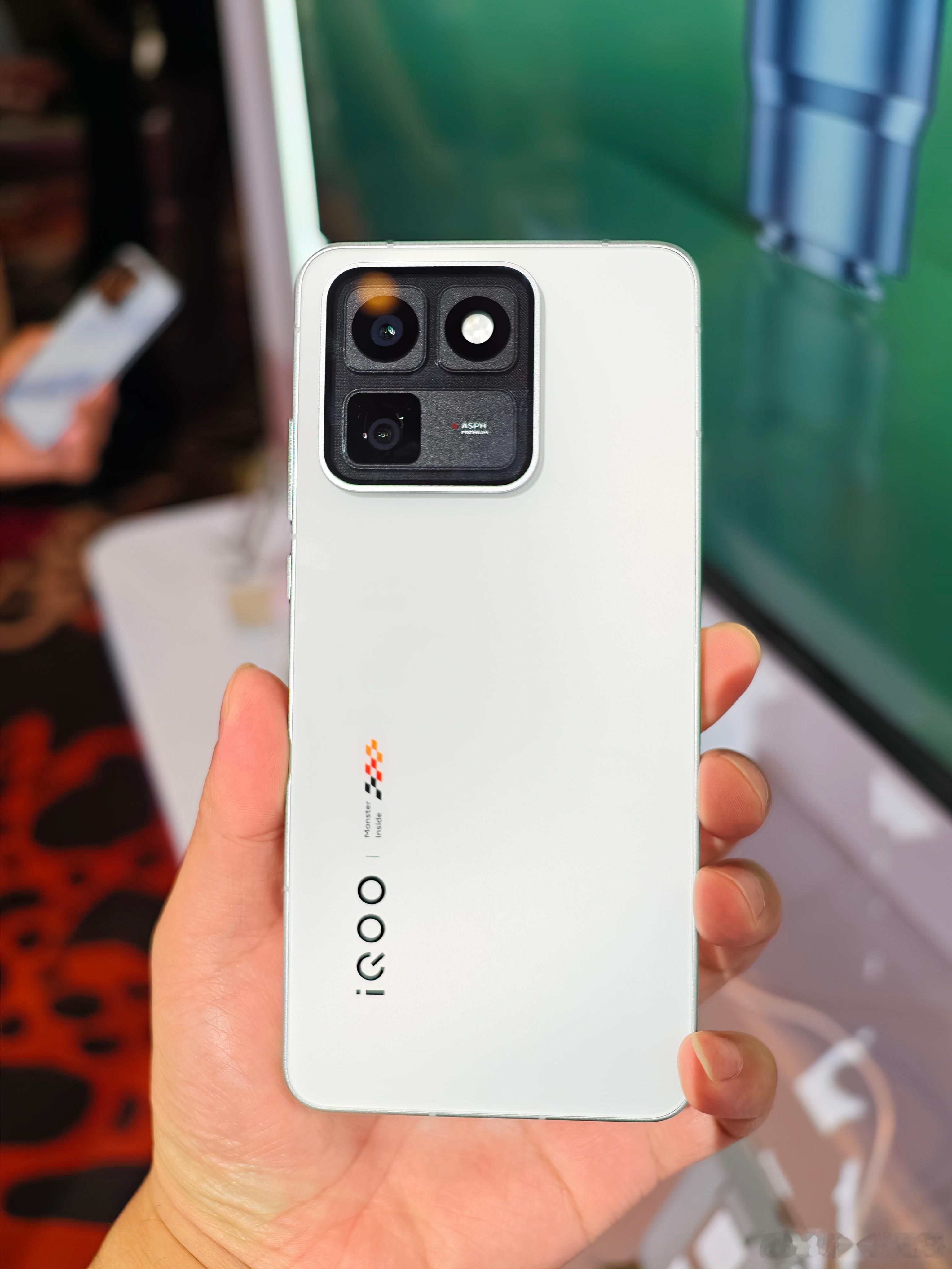 iQOO15T为什么我推荐大家买旗舰机，因为旗舰机的做工质感是完全不一样的。iQ