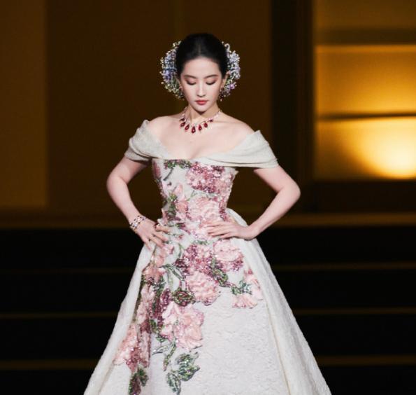 一边是拍戏忙,一边是不少明星许久不进组,有的几百天几十个月几年都有,但是以刘亦菲