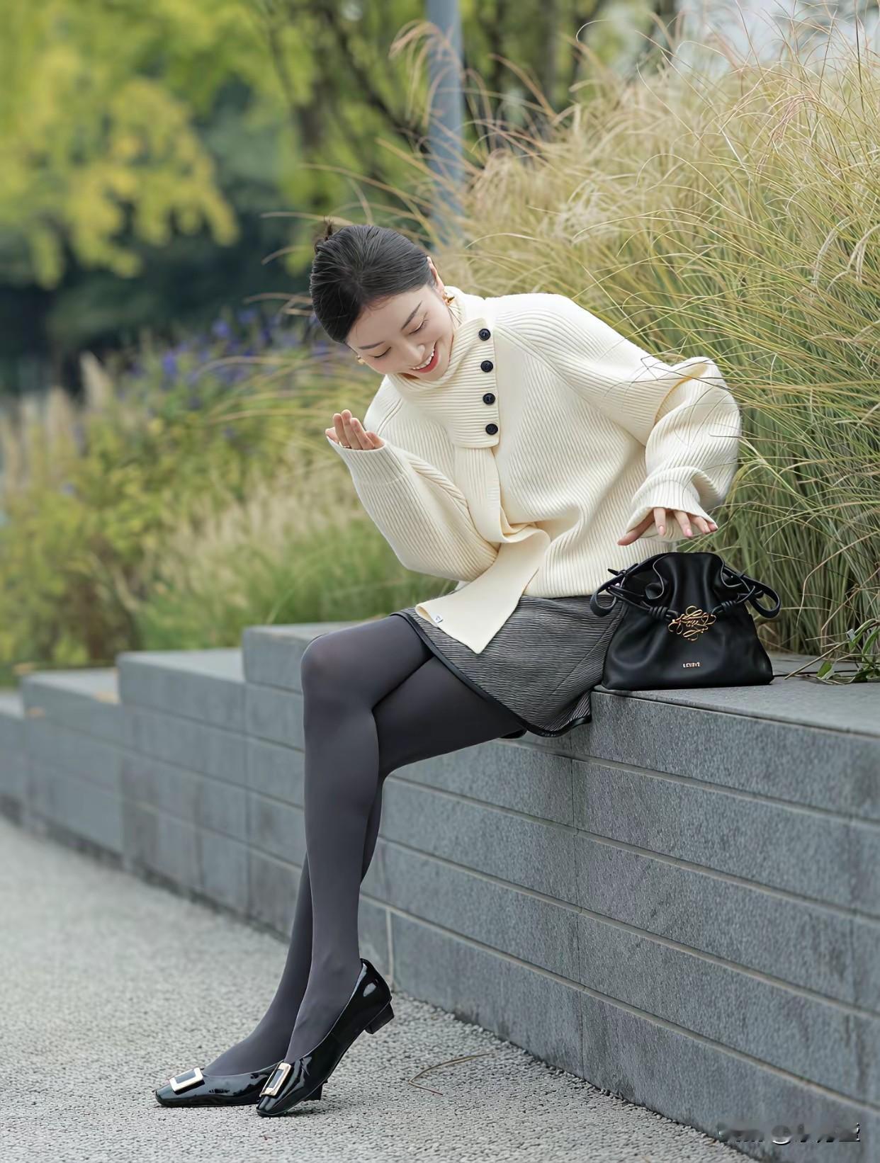 秋日穿搭指南：温柔米色毛衣+灰色短裙，搭配黑色高跟鞋，尽显优雅气质！🍂👗👠