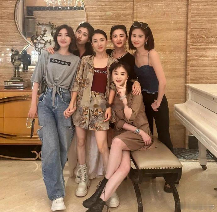 《甄嬛传》剧组13年后重聚，颖儿居然是最漂亮的，她的脸好像没变化。​​​​