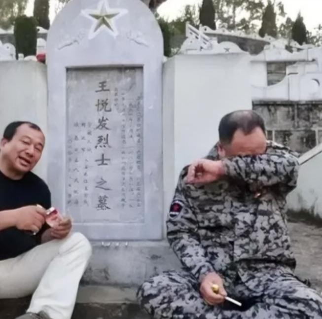 2013年，退伍军人韩维民去麻栗坡烈士陵园给战友王悦发扫墓，负责管理的张园长告诉