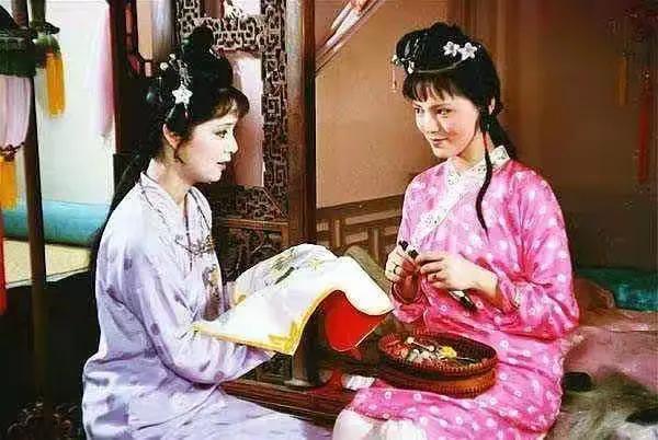 大夏天的，贾宝玉在午睡，袭人在旁看护，给他绣肚兜。然后薛宝钗来了，没说两句话，