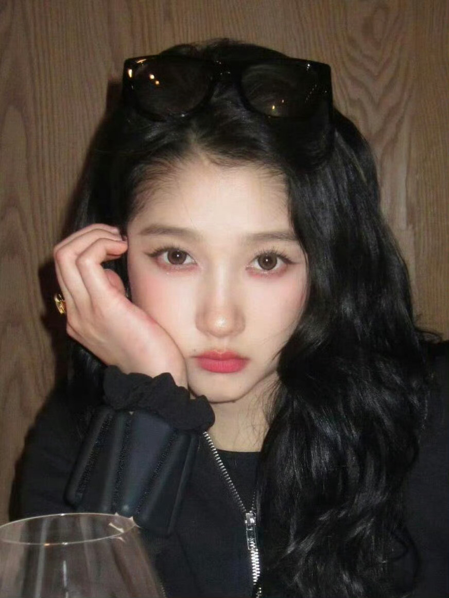 关晓彤是手太大还是脸太小好小一张脸好长一条腿工作室最近去哪进修了继续保持！