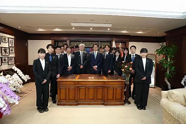 这合影真的越看越诡异！黄国昌11月25号带