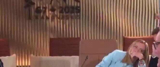 马克龙咋回事？美女总理都快倒他身上了这世界真是太疯狂了！