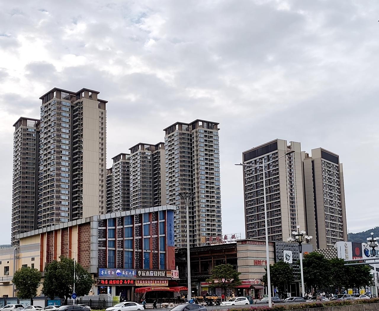 今天介绍一个坐地铁可以直接到居住小区的楼盘，黄埔区的大壮名城，旁边有个万达广场，