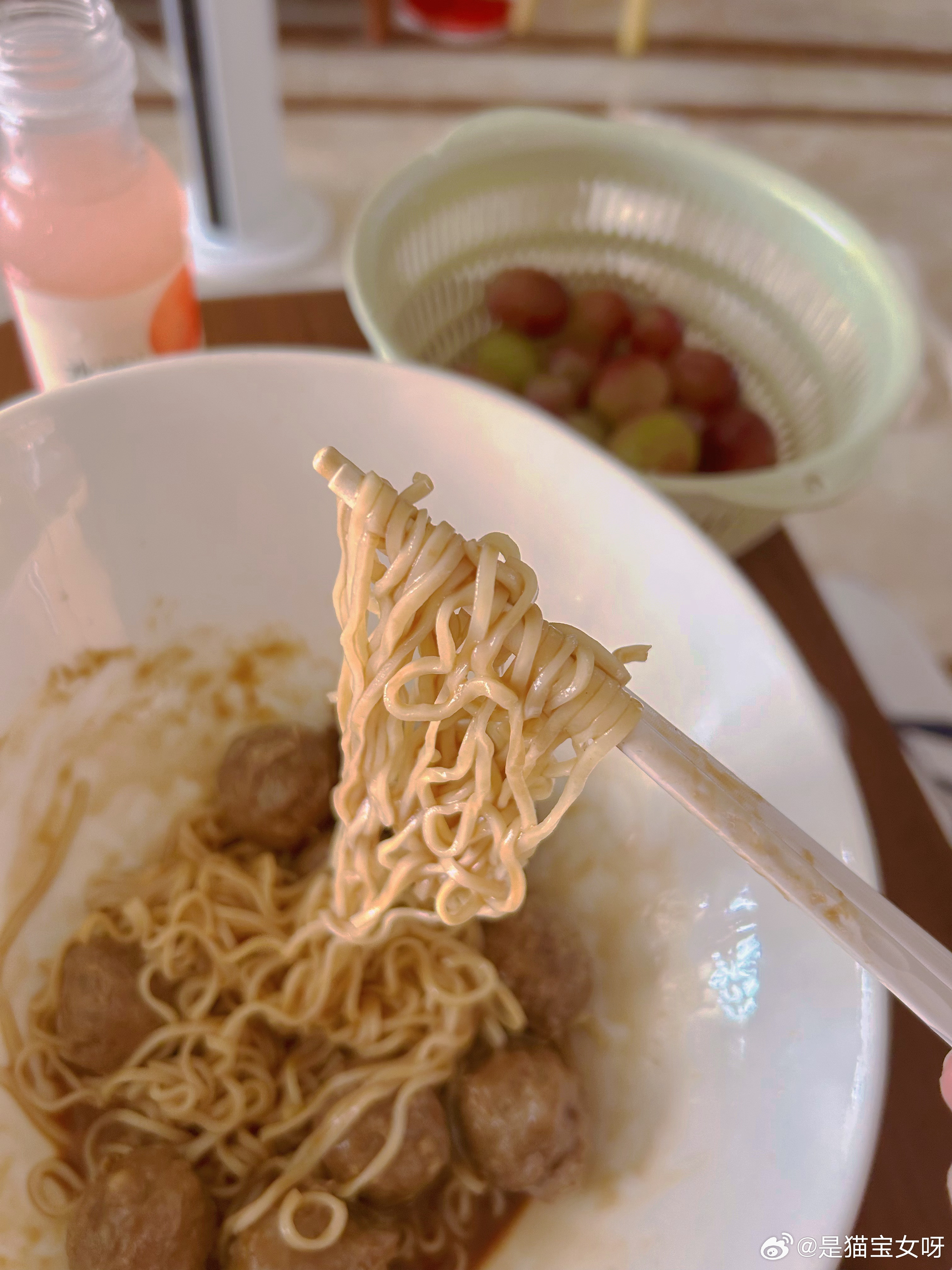 最近无限吃的自创菜，排骨面和潮汕牛筋丸用鸡汤料包煮好，拌海底捞的酱料配油醋汁，辣