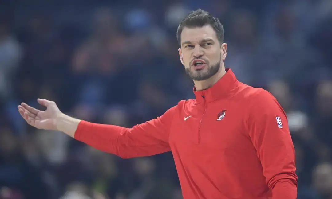 最后42秒，开拓者换上了一个整个赛季只打了7分钟的人。而不是杨瀚森。这不是