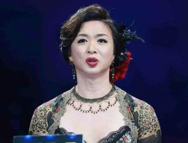 金星炮轰过气女星：500万礼服耍大牌，没红毯不下车！