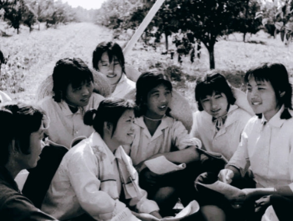1979年，知青马爱茹为返城，狠心与丈夫离婚，抛下6岁女儿，一人回了天津。哪知，