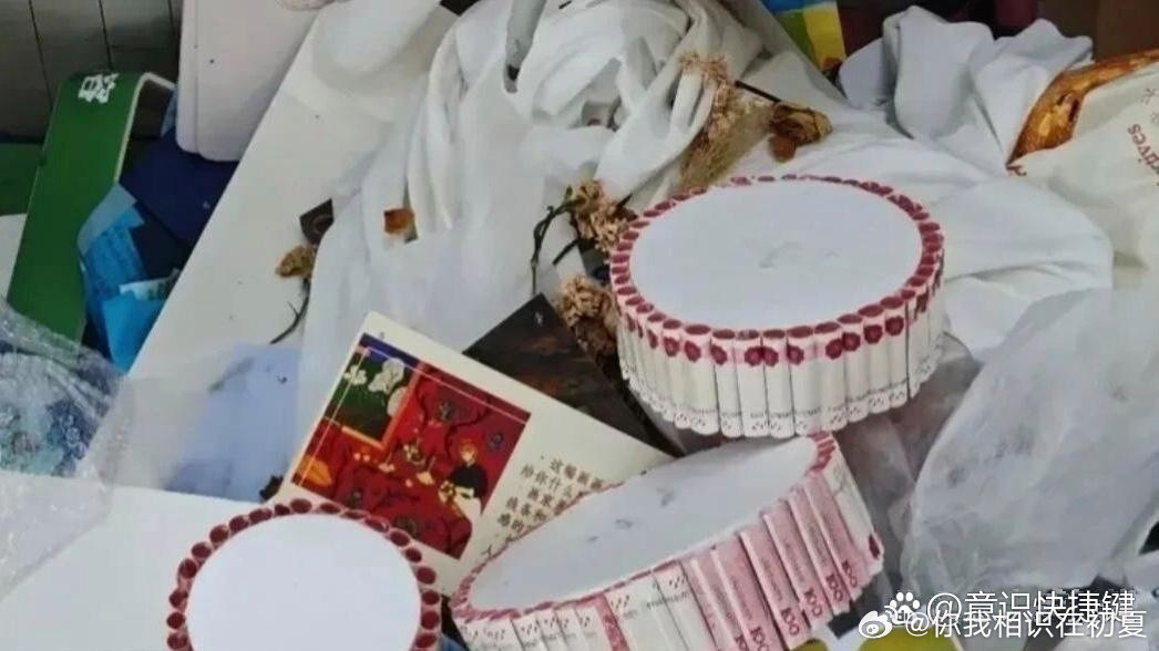 下楼扔垃圾时竟然看到了这个！心都快跳出来了！要不要捡？？？？​​​