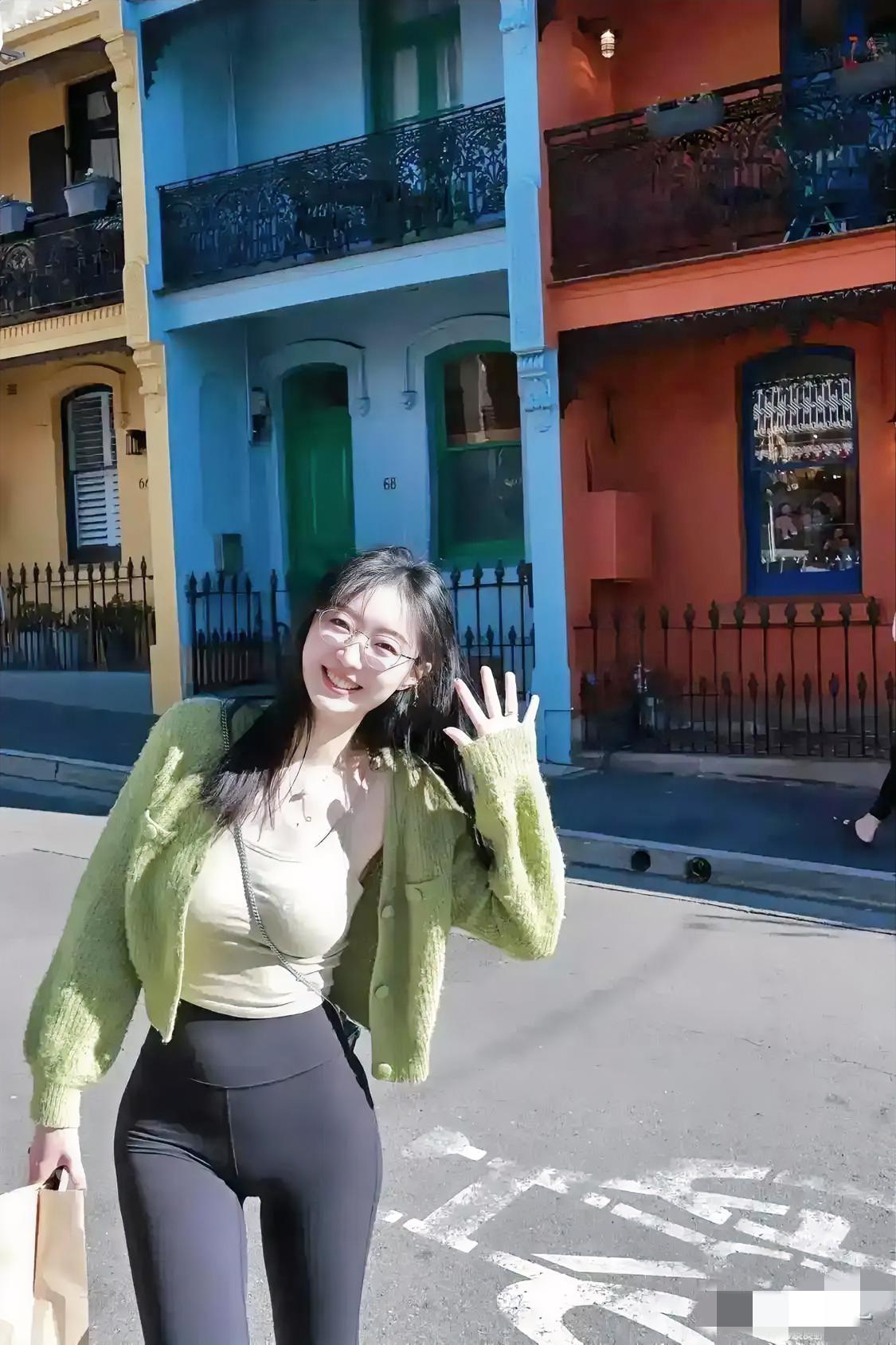 虽然不是倾国倾城，但是这样的女生，没几个跟能抵抗的了吧？女神在骨不在皮，