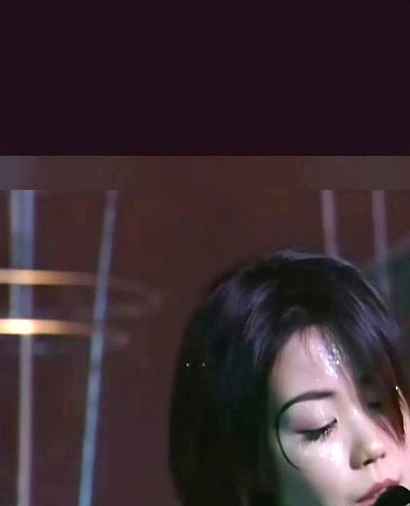 五十多岁最真实的皮肤长什么样？去回看王菲的8K直拍。那些说她眉毛像鱼钩的人，