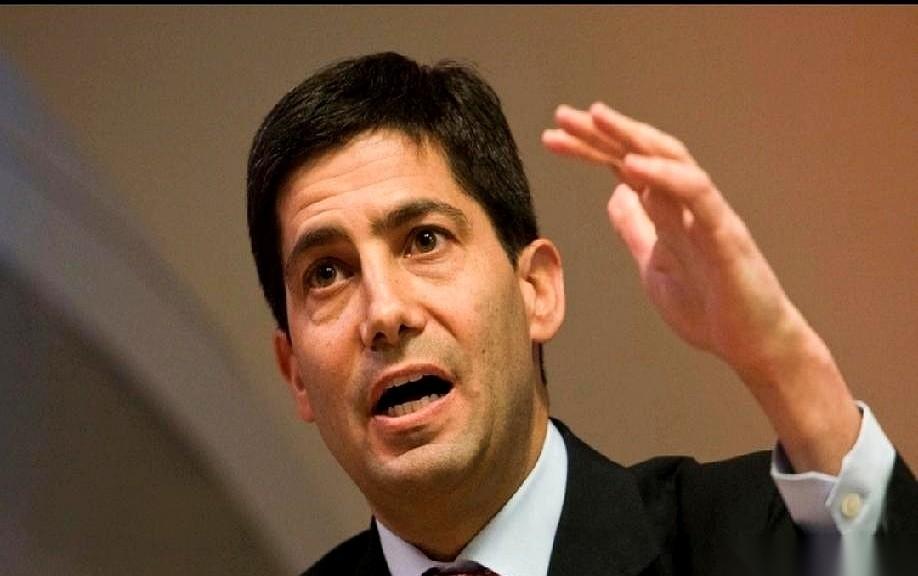 刚给你提名个美联储主席，转头就在饭局上“开玩笑”说，你要是不降息，我就告你。你