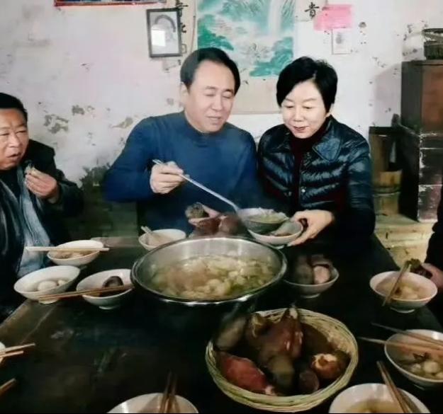 七年前，许家印拖家带口回河南老家，在破土屋里请叔伯们吃忆苦饭。桌上就两样：蒸红薯